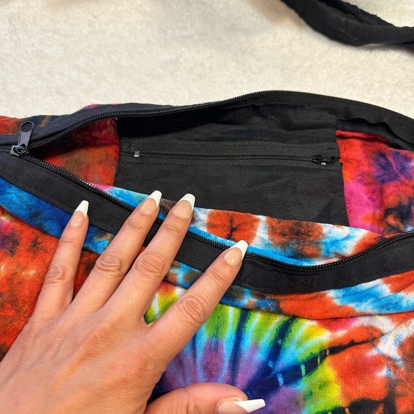 Tie Dye Duffle w/ Zipper and Interior Pocket 🌸 - Picture 2 of 4